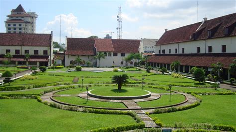 Fort Rotterdam: A Historic Dutch Fortress Steeped in Indonesian Lore and Legend!