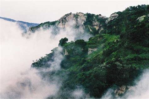 Huaguo Mountain Scenic Area: Breathtaking Mountain Views and Enchanting Legends!