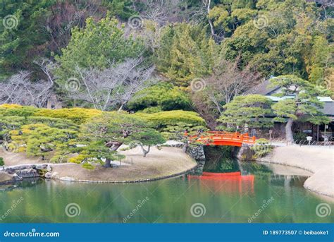 Ritsurin Garden: A Tranquil Oasis of Artistic Beauty and Historical Significance!