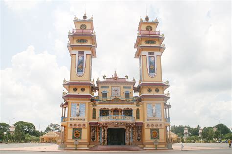 The Cao Dai Temple! A Kaleidoscope of Colors and Curious Religious Practices